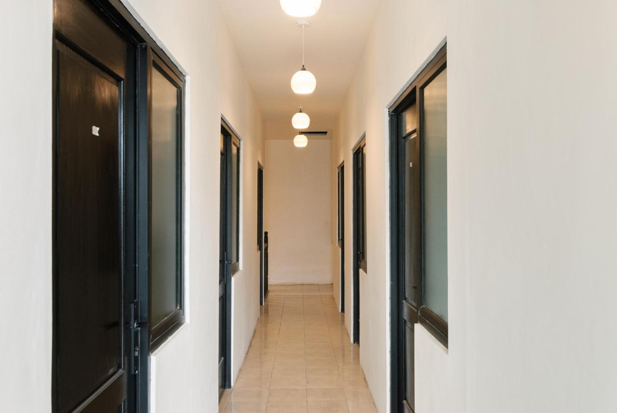 Hotel Reddoorz At Flamboyan Harapan Indah Bekasi Exterior foto