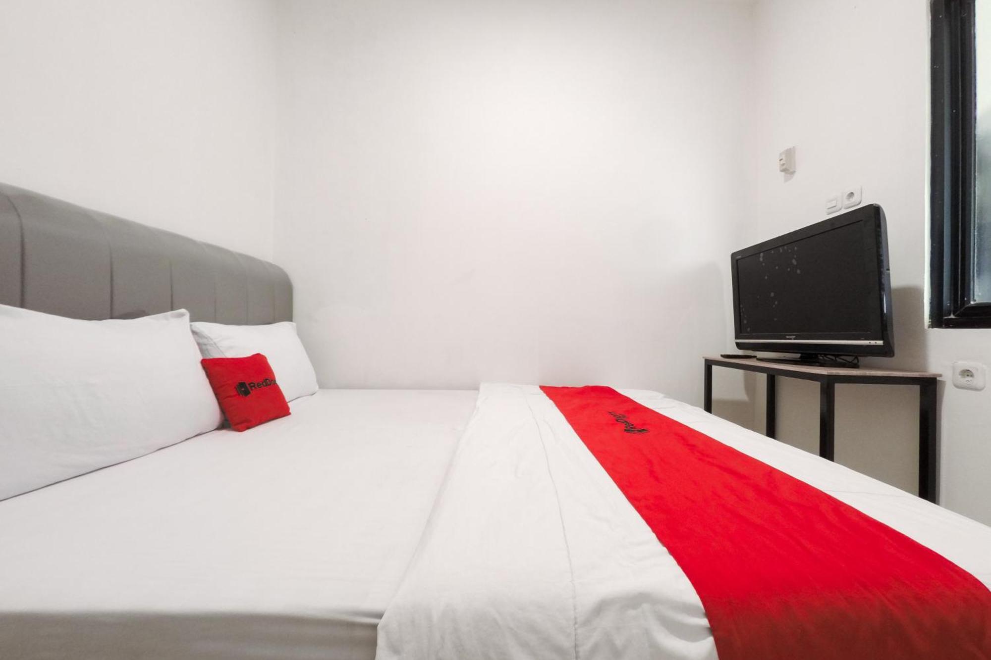Hotel Reddoorz At Flamboyan Harapan Indah Bekasi Exterior foto