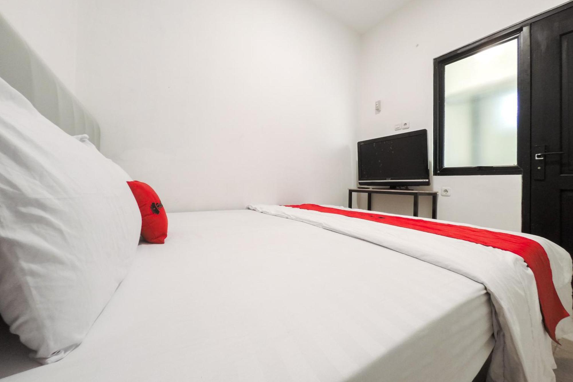 Hotel Reddoorz At Flamboyan Harapan Indah Bekasi Exterior foto