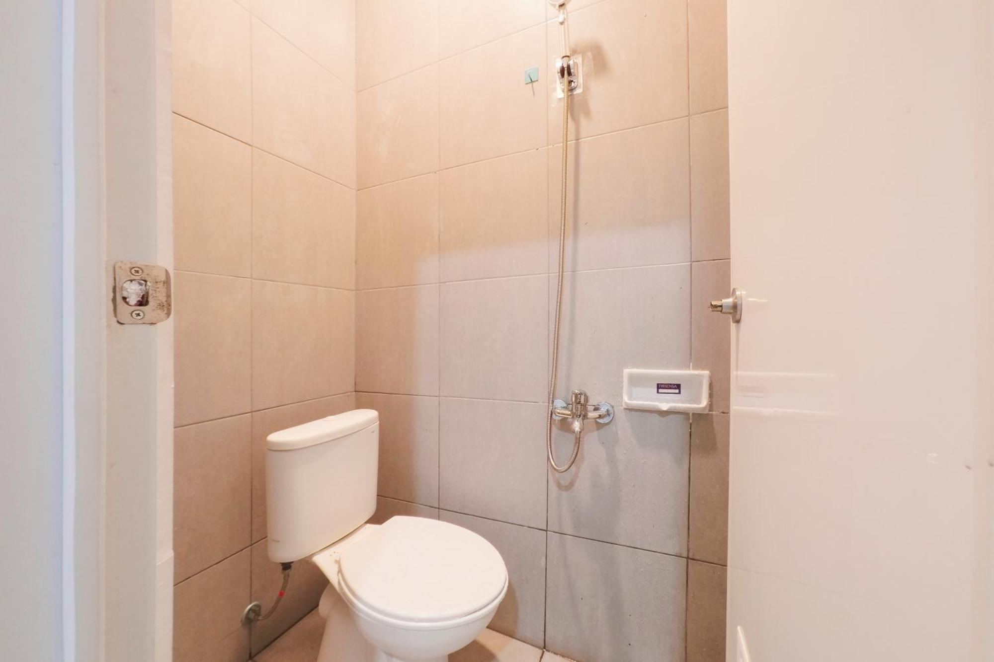Hotel Reddoorz At Flamboyan Harapan Indah Bekasi Exterior foto