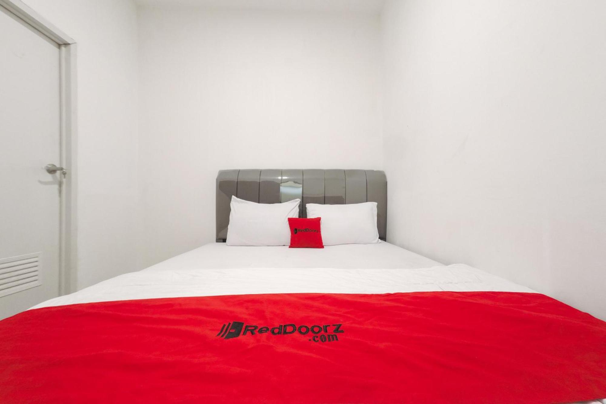 Hotel Reddoorz At Flamboyan Harapan Indah Bekasi Exterior foto